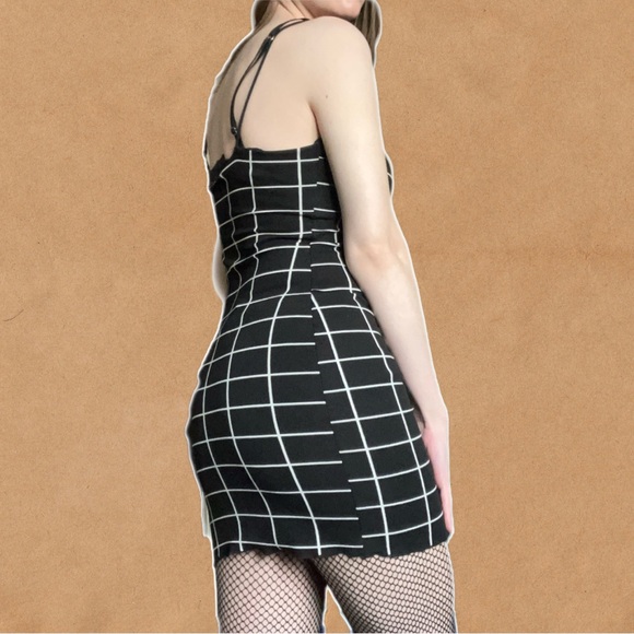 90s GRUNGE BLACK AND WHITE GRID PATTERN LETTUCE HEM DRESS - Picture 3 of 14